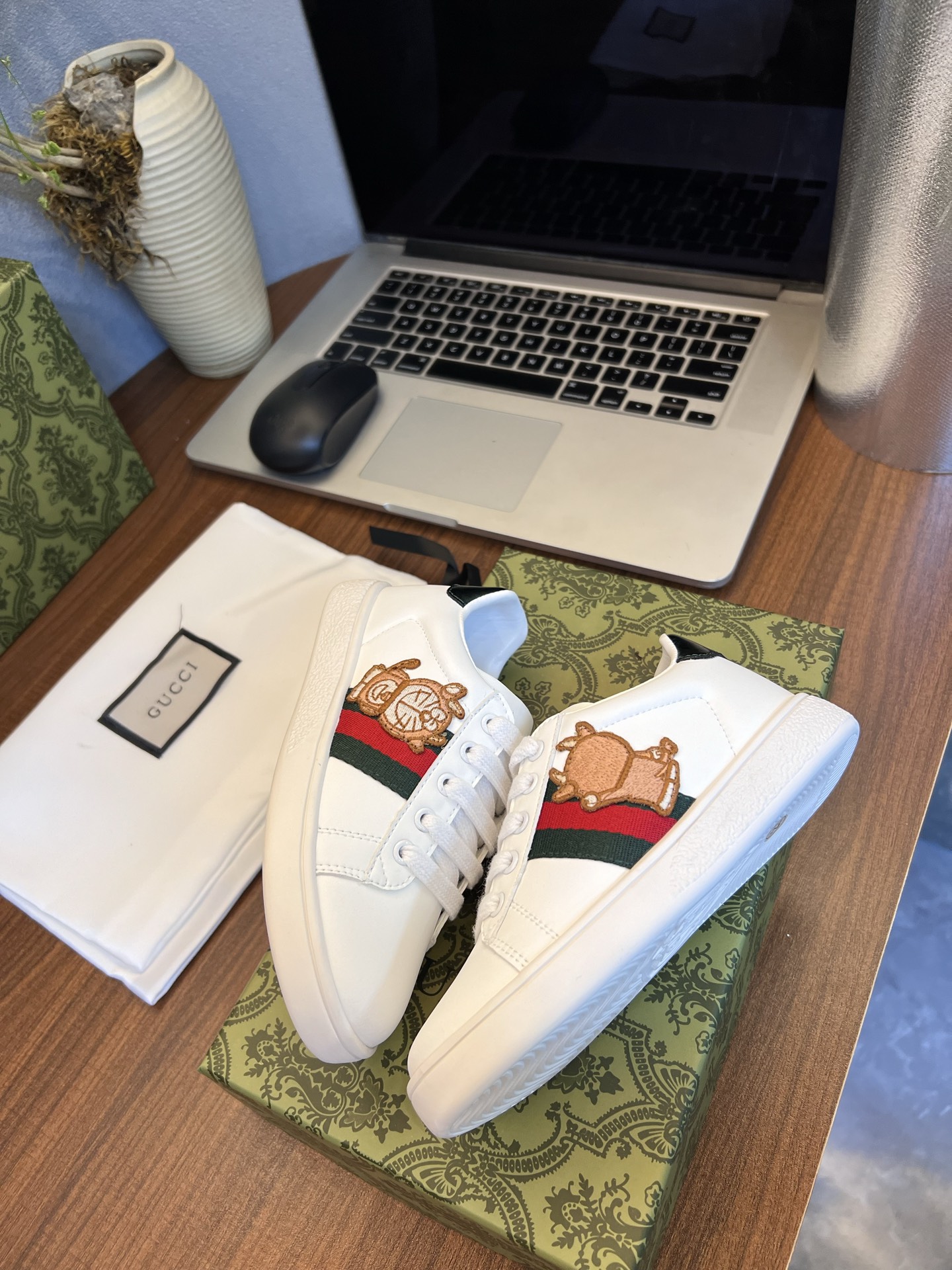 Children's shoes child